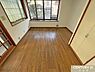 洋室：【東側　洋室8帖】落ち着いた雰囲気のお部屋はゆとりの8帖。お好みの家具や雑貨を自由にレイアウトして、自分らしい空間づくりが楽しめます。