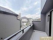一日を通して陽光が心地よく降り注ぐ南向きバルコニー。便利な水栓付きなので、プランター菜園を楽しんだり、バルコニーのお掃除など、様々な用途で大活躍します。