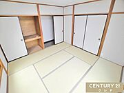 【和室8帖】い草の香りが心地いい和室。来客時に座布団を出せば応接間として、布団を敷けばお客様用の寝室としても使うことができます。
