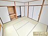和室：【和室8帖】い草の香りが心地いい和室。来客時に座布団を出せば応接間として、布団を敷けばお客様用の寝室としても使うことができます。