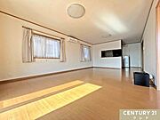 【LDK21.6帖】21.6帖の広々としたリビングは、大型のソファやダイニングセットを置いてもゆとりがあり、家族団らんの時間をゆったりと過ごせます。