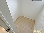 【テレワークルーム2帖】デスクとチェアを置けばすぐに在宅ワーク環境が整います。趣味のスペースや書斎、収納部屋としても活用できます。