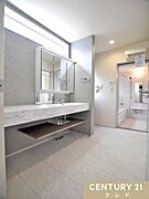 大理石調の広々としたカウンターと三面鏡を備えたホテルライクな洗面台。朝の忙しい時間も、ゆとりを感じながら身支度できます。