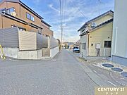 「メガセンタートライアル東松山店」まで車で約5分から10分弱分の距離。食料品から日用品までが一か所で揃えることができます。