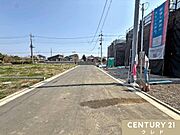 前面道路はゆとりのある6.2ｍ公道。車のすれ違いや車庫入れもスムーズに行え、毎日のカーライフも快適です。