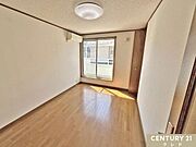 【南西側洋室6帖】シンプルで使いやすいお部屋はお子様のお部屋としても長く使うことができます。全居室は6帖以上の広さがあるため、家族構成にも対応しやすい間取りです。