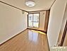 子供部屋：【南西側洋室6帖】シンプルで使いやすいお部屋はお子様のお部屋としても長く使うことができます。全居室は6帖以上の広さがあるため、家族構成にも対応しやすい間取りです。
