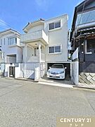 道路より玄関が高い位置にあるため、視線が入りにくく、プライバシーが守りやすい造り。ポーチには照明が設置されており、夜間の帰宅時も安心です。