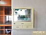 その他：【TVモニター付きインターホン】玄関を開ける前に映像・音声で相手を確認でき、防犯面に配慮。お子様のお留守番や単身の方にも心強い設備です。リビングからワンタッチで応対できます。