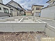 現在基礎の状態です。地盤調査を行った後に、家の面積と同じ大きさの基礎を作ることでしっかりと家を支えます。