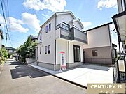 敷地面積30坪。カースペースは出し入れしやすい並列2台分を確保しました。通勤やお子様の送り迎えなど、ご夫婦でお車をお持ちの方も安心です。