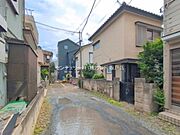 周辺にはスーパーなどの商業施設に加え、教育機関も充実。子育て世帯にも嬉しい、便利で安心な住環境が整っています。