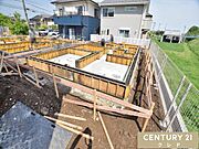 現在基礎の状態です。地盤調査を行った後に、家の面積と同じ大きさの基礎を作ることでしっかりと家を支えます。