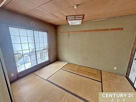 【和室6帖】落ち着いた雰囲気の6帖和室。バルコニーに面した開口部があり、明るさを感じられる空間です。寝室やくつろぎスペースにもぴったりです。