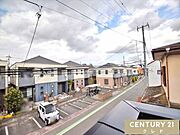 バルコニーからの眺望です。見晴らしが良く、心地よい陽光と爽やかな風が吹き抜ける空間で天気の良い日には心をリフレッシュできますね。