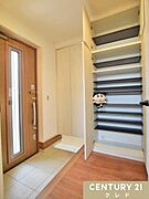 玄関には大容量のシューズボックスを完備。奥には土間続きのシューズインクロークも備えており、収納も豊富。ご家族の靴はもちろん、玄関周りのアイテムをスッキリと片付けられます。