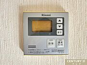 【給湯器】瞬時に温水を供給する便利な設備で、キッチンや浴室での快適な生活を支えます。温度設定も可能で、日常生活に欠かせない便利なアイテムです。