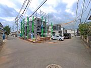 新宿小学校まで徒歩8分。お子様も無理なく通える安心の距離感で、子育て世帯にうれしいロケーション。朝ゆったりと余裕を持った時間を確保できるのも嬉しいですね。
