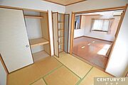 【和室4.5帖】リビングの続き間は小さなお子様の遊び場、来客用のゲストルームなど多目的に使えます。押入れ付きでお布団も仕舞えます。