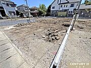 陽当たりの良い住宅街エリアに新たに分譲された全3棟の新邸。ただいま基礎を作るために造成中です。