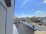 青空が広がる開放的な眺望で日々の暮らしに心地よさをプラスしてくれます。家事や勉強の合間にほっと一息つくことができますね。