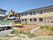 道路から奥まった旗竿地のため、人目が気になりにくく静かで落ち着いた住環境です。駐車場は全棟2台分確保。来客時はもちろん、将来お子様が免許取得時に便利ですね。