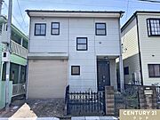新規内装リフォームで生まれ変わる3LDKの住まい。陽光降り注ぐ2階リビングは、外からの視線が気になりにくく、ご家族でゆったり寛げるプライベート空間です。