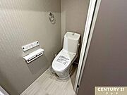 落ち着いたトーンのクロスを採用した、リラックスできる空間。トイレは新規交換済みで、操作しやすい壁掛けリモコンの温水洗浄便座を完備。