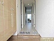 大理石調の土間タイルと木目調シューズボックスが、住まいの第一印象を上質に演出。