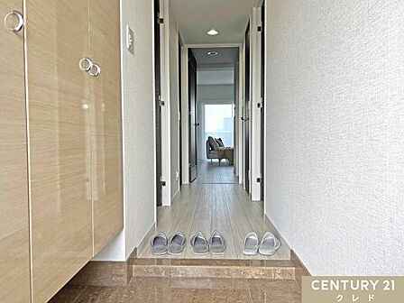 大理石調の土間タイルと木目調シューズボックスが、住まいの第一印象を上質に演出。
