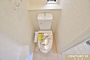 お住まいには機能の充実した温水洗浄トイレを設置。肌への摩擦を減らすことができ、傷や汚れの付きにくい造りで清潔感を保つことができます。