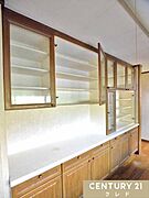 キッチン背面のカップボードは食器・調理家電置き場としてはもちろん、作業台としても便利！整理整頓でき、水回りもスッキリとした状態を保てます。