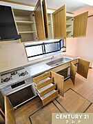 収納豊富なシステムキッチンは動線にゆとりを作り、住空間を広く確保。キッチンツールなどもすっきりと収納することができ毎日のお料理やお掃除も快適に行うことができます。