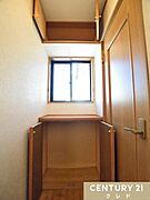 1階と2階の廊下に収納があります。共有スペースの収納は、掃除道具や日用品などの収納はもちろん、季節物、家族の思い出も大切にできます。