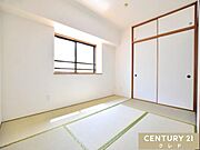 【和室6帖】い草の香りが心地よい、ゆとりある6帖の和室。押入収納を備えており、お布団や季節物の片付けもスムーズ。客間や寝室としても多彩に活躍します。