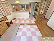 【LDK12帖】二人暮らしや子育て家族でも余裕がある広さのリビング。テレビやソファー、テーブルを置いても動線が作れます。※残置物をCG加工により除去しています。