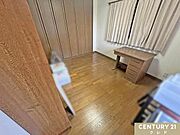 【洋室7.2帖】ご夫婦の主寝室にピッタリな7帖超のお部屋。各室に収納を備え、デスクや大きなベッドも無理なく配置できる使い勝手の良い空間。※残置物をCG加工により除去しています。