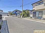南側幅員5ｍに面し採光・通風良好な立地です。落ち着きのある住宅街でのびのび過ごせます。