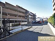 敷地内駐車場有り（月額13000～15000円）空きの場所や車サイズの制限もありますので、ご希望の場合はお気軽にご確認くださいませ。
