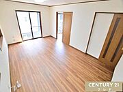 南側に開口部を設けたリビングは、明るい光がたっぷりと入る居心地の良い空間。ご家族みんなが自然体で心地良く過ごすことができます。
