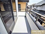 心地よい陽射しと爽やかな風が感じられる、開放的な南向きバルコニー。日中はたっぷりの光が差し込み、お洗濯物も気持ちよく乾かせます。