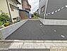 駐車場：車種により1～2台駐車可能なカースペース付き。ご家族のライフスタイルに合わせて活用できます。アスファルト舗装で雨の日でも足元が汚れにくく、お車の乗り降りも快適です。