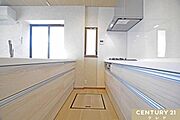 足元のスライド収納をはじめ、豊富な収納を備えたキッチン。調理器具や食器類をすっきり整理でき、広々とした作業スペースを保ちながら快適に調理できます。