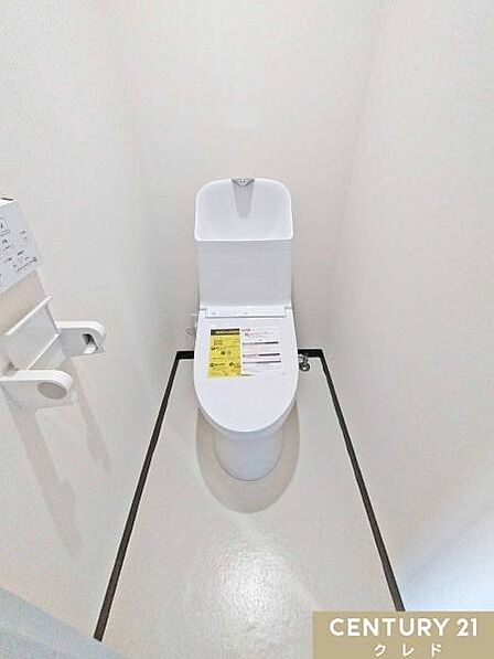 快適性と衛生面を兼ね備えたウォシュレット機能付きトイレに新規交換。お手入れもしやすく、清潔な状態を保ちやすいのも魅力です。