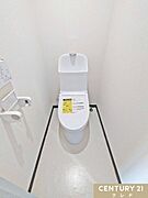 快適性と衛生面を兼ね備えたウォシュレット機能付きトイレに新規交換。お手入れもしやすく、清潔な状態を保ちやすいのも魅力です。