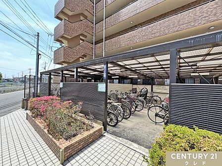 ちょっとしたお出かけや日々のお買い物に便利な自転車をしっかり保管できる駐輪場です。屋根付きタイプのため、雨による錆や汚れから大切な自転車を守ります。