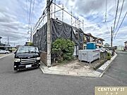 南側4.2×西側6ｍの開放的な南西角地。一日を通して暖かな陽光が差し込む明るい住環境です