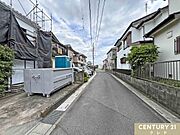 区画整理地内ならではの整った街並みが広がる閑静な住宅街。道路もすっきりと整備されており、車の出入りもスムーズ。落ち着いた住環境で、穏やかな暮らしを叶えます。