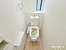 トイレ：明るく爽やかな印象のトイレです。温水洗浄便座付きで毎日快適。お手入れもしやすく、清潔な状態を保ちやすいのも魅力です。