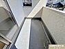 バルコニー：陽光がたっぷり差し込む南向きのインナーバルコニー。屋根付きなので急な雨にも慌てることなく、安心して洗濯物を干すことができます。